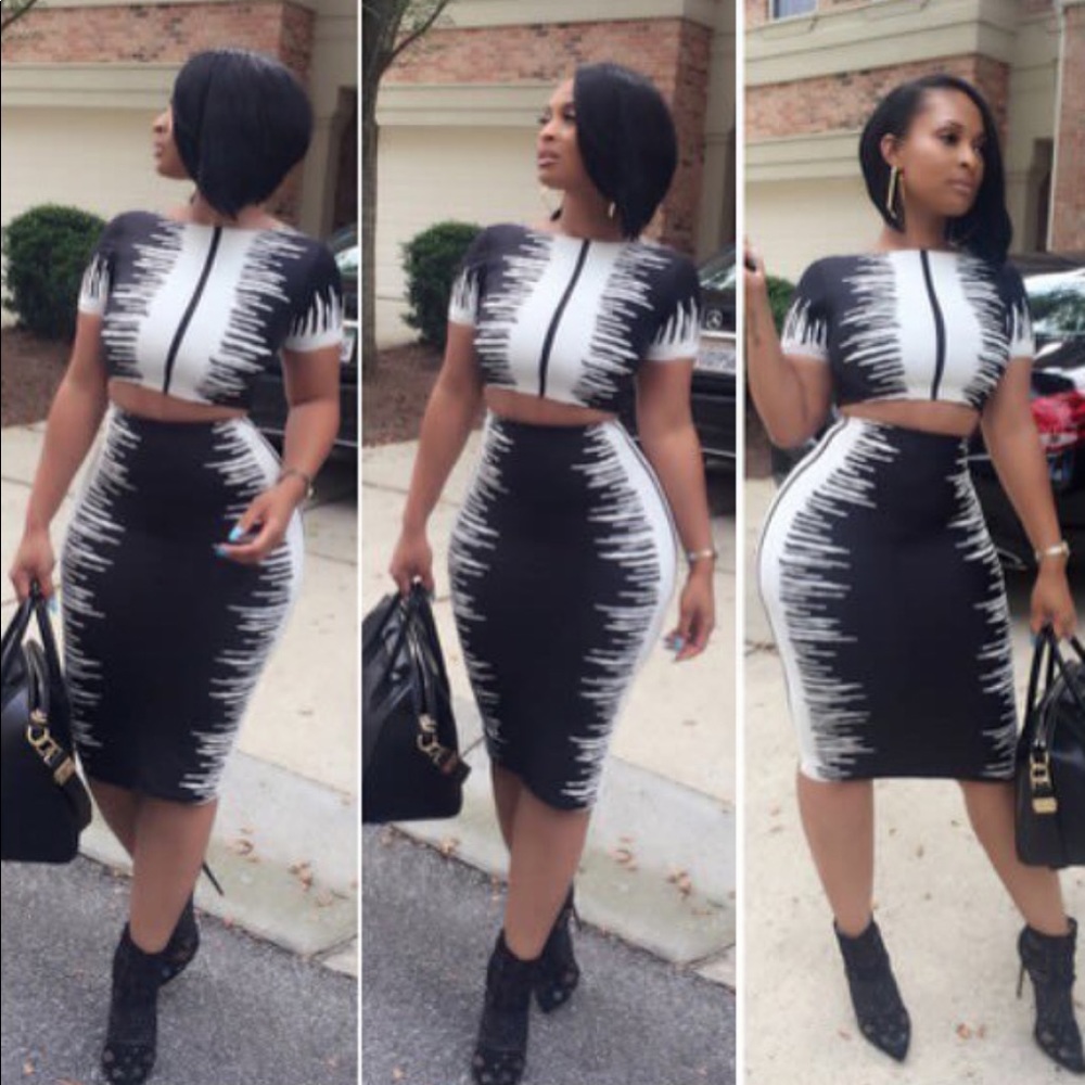 Lovely stylish round neck 2 pieces skirt set.